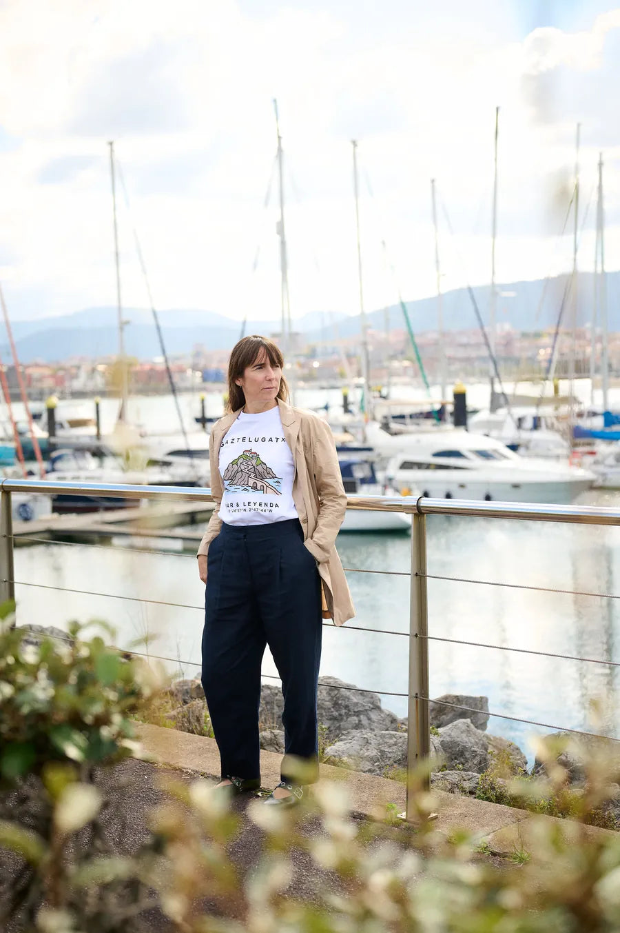 Camiseta Gaztelugatxe · Mar & Leyenda de cuerpo entero, en la barandilla del puerto