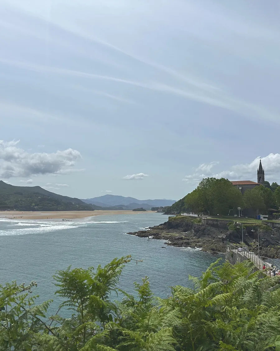 La ermita de Santa Katalina y la bocana de la ría, en Mundaka
