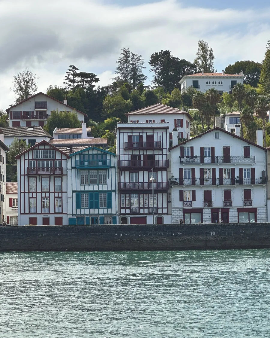 Casas de entramado de colores frente al agua, en Donibane Lohizune