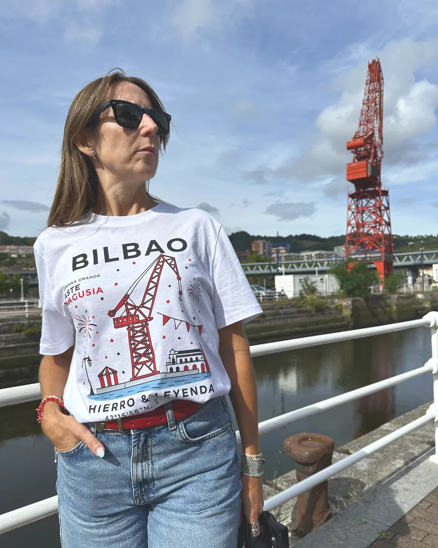 Mujer con la camiseta Bilbao · Grúa Carola con la grúa roja al fondo