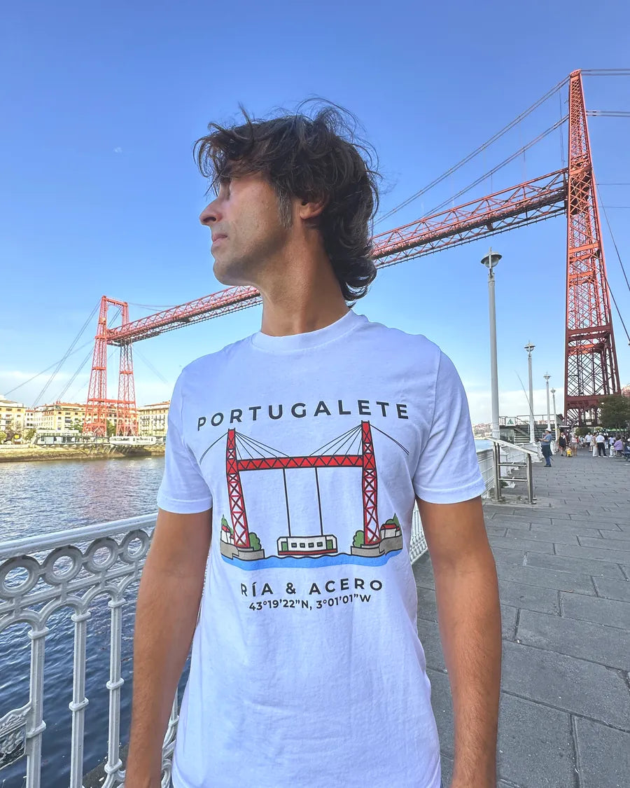 Hombre con la camiseta Portugalete · Ría & Acero delante del Puente Bizkaia