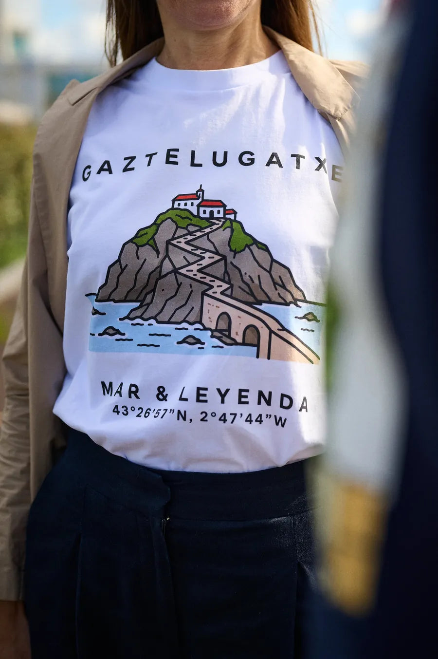 Detalle del dibujo de Gaztelugatxe · Mar & Leyenda, con el islote, el puente y las coordenadas