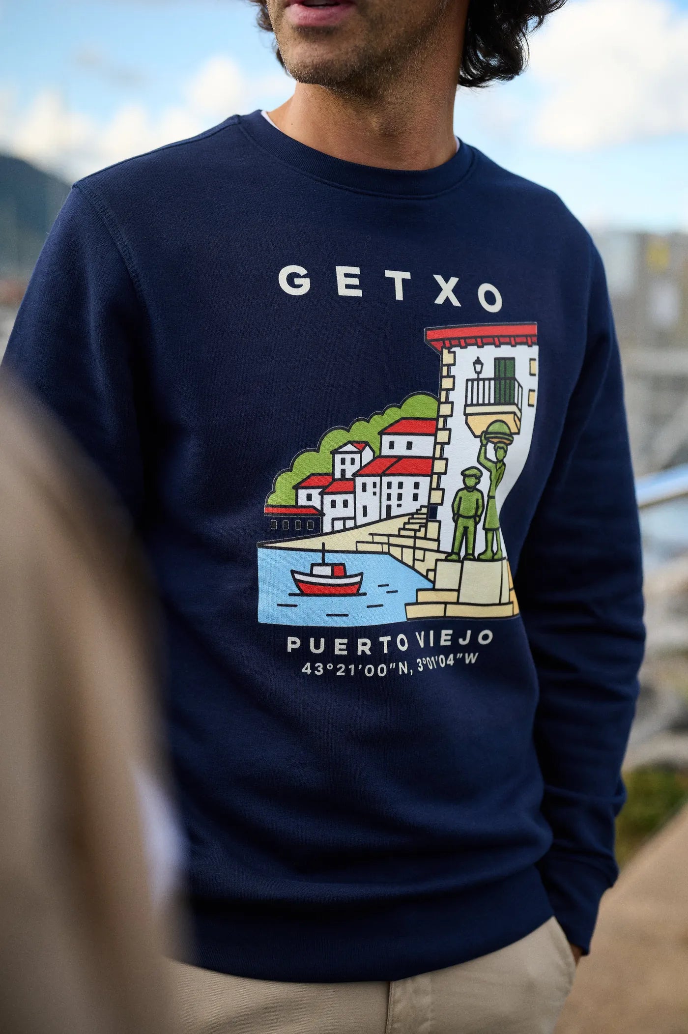 Detalle de la sudadera Getxo · Puerto Viejo en azul marino, con el dibujo del puerto viejo