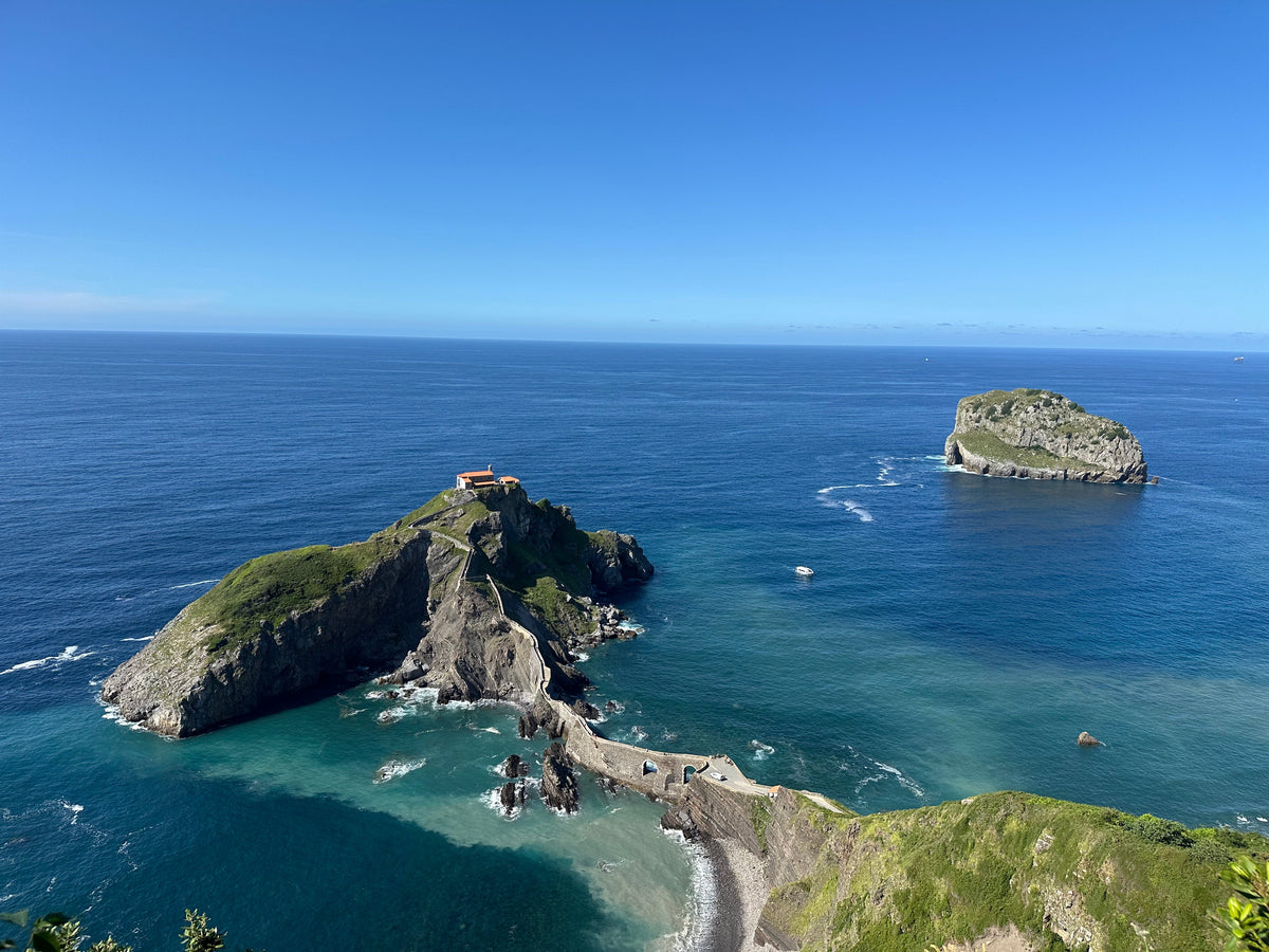 San Juan de Gaztelugatxe, el islote y el puente de piedra