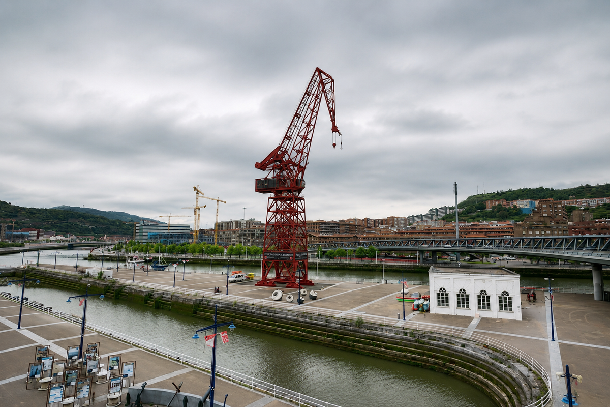 La grúa Carola en la ría de Bilbao, frente al Itsasmuseum