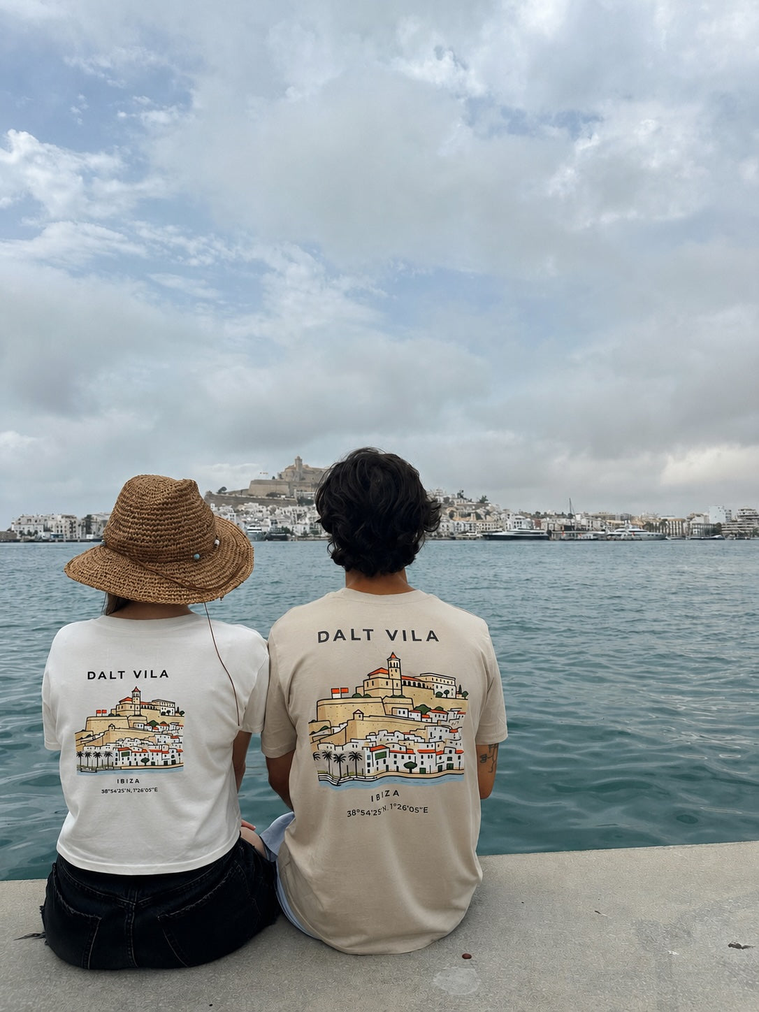 Dos personas con camisetas Dalt Vila frente al casco antiguo de Ibiza