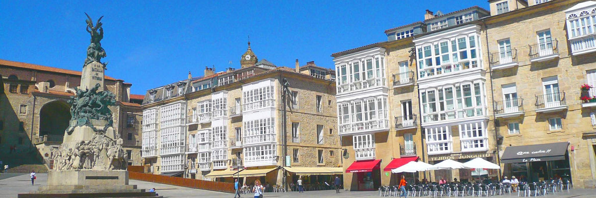 Plaza de la Virgen Blanca de Vitoria-Gasteiz, con el monumento a la Batalla de Vitoria y los miradores acristalados