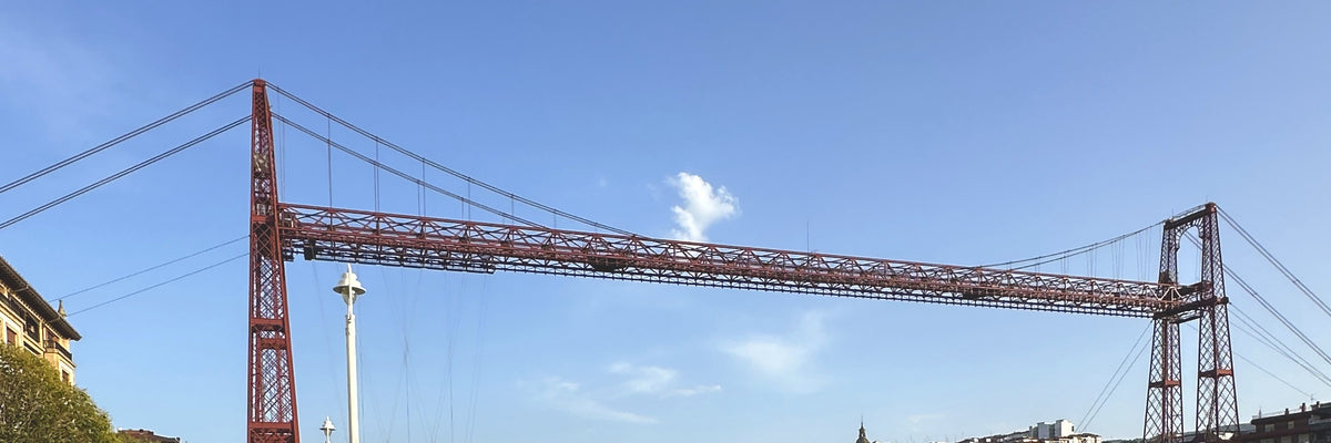 El Puente Bizkaia sobre la ría, en Portugalete — IZENA