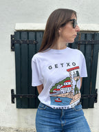 Camiseta IZENA Getxo · Puerto Viejo – delante de una puerta negra del Puerto Viejo