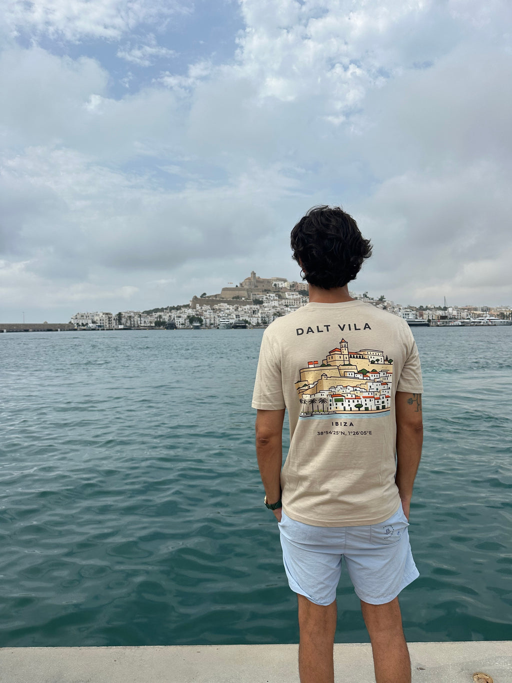 Camiseta Ibiza Dalt Vila Hombre— Edición Limitada | IZENA