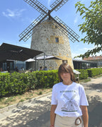 Camiseta IZENA Aixerrota · Molino y Viento – de frente, con el molino y el seto del paseo