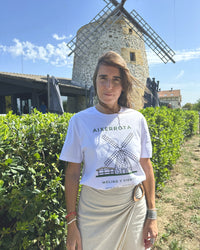 Camiseta IZENA Aixerrota · Molino y Viento – de frente, con el print entero visible y el molino detrás