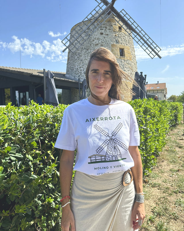 Camiseta IZENA Aixerrota · Molino y Viento – de frente, con el print entero visible y el molino detrás