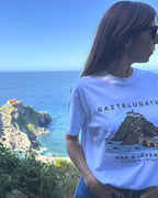 Camiseta IZENA Gaztelugatxe · Mar & Leyenda – mirando al mar desde el mirador de San Juan