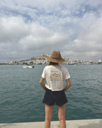 Camiseta IZENA Ibiza · Dalt Vila – mirando a Dalt Vila desde el paseo del puerto