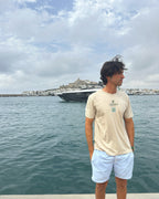 Camiseta IZENA Ibiza · Dalt Vila – de frente, con el puerto de Ibiza detrás