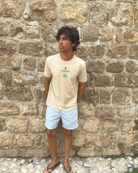 Camiseta IZENA Ibiza · Dalt Vila – de cuerpo entero contra un muro de piedra de Dalt Vila