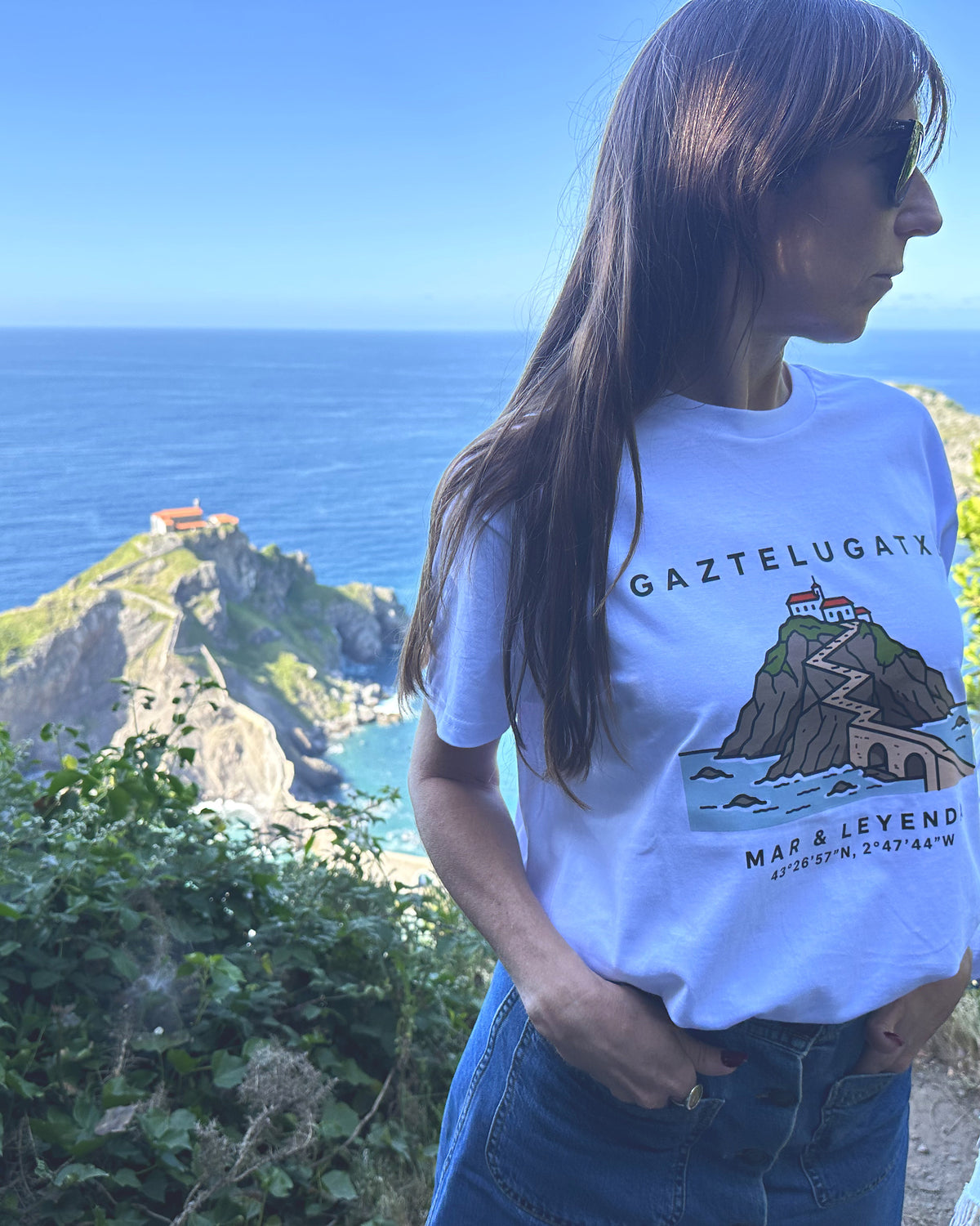 San Juan de Gaztelugatxe, Bermeo: el lugar de la camiseta IZENA