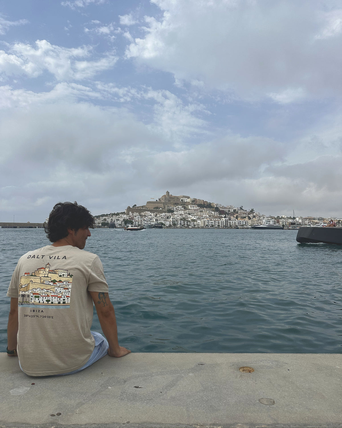 Dalt Vila y el mar, Ibiza: el lugar de la camiseta IZENA de hombre