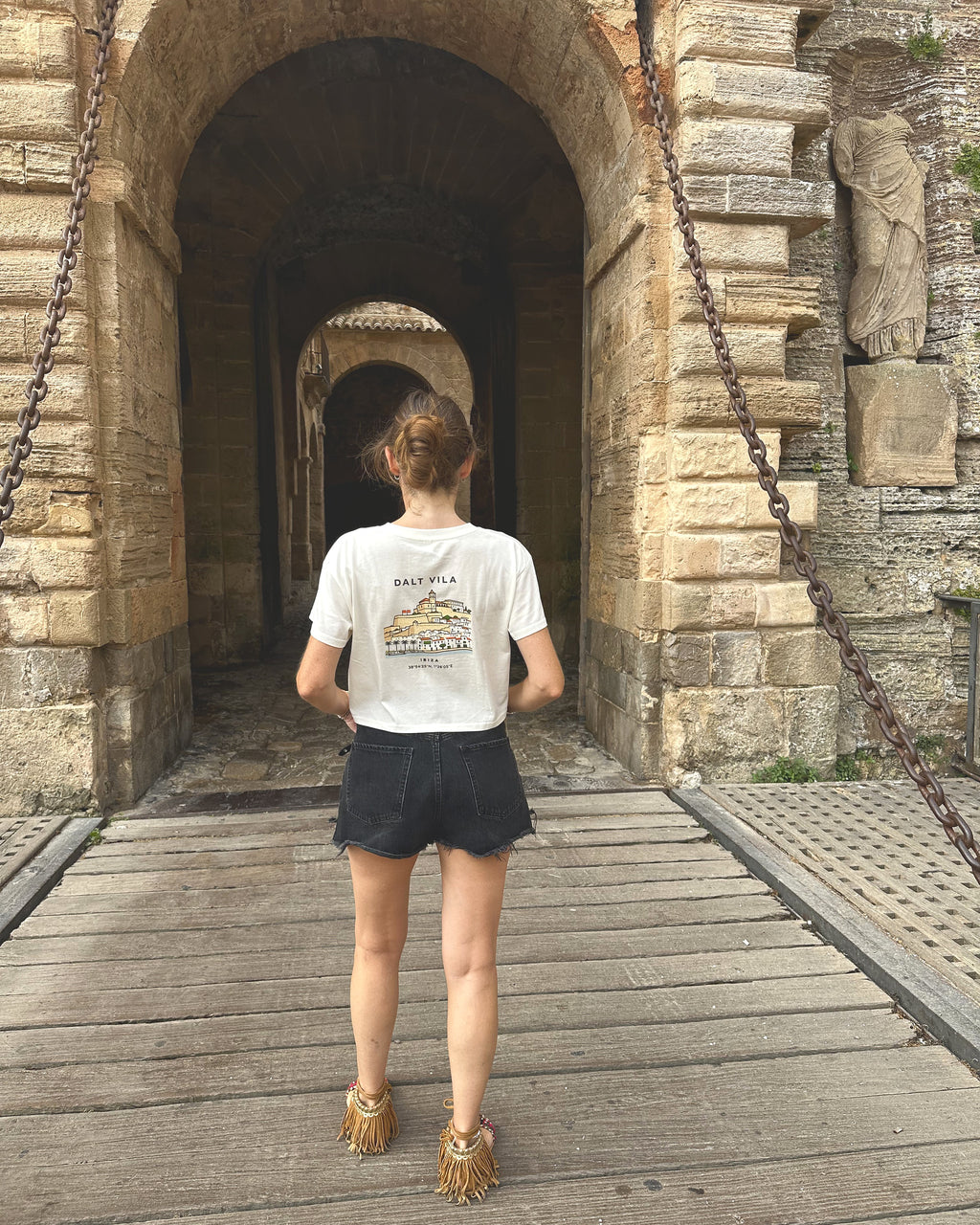 Portal de ses Taules, Dalt Vila, Ibiza: emakumeentzako IZENA kamisetaren lekua