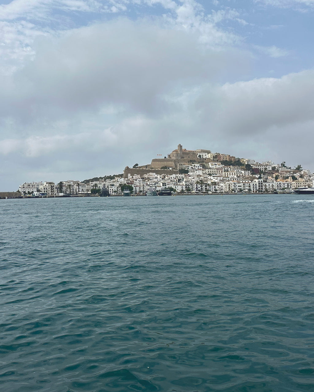 Dalt Vila desde el puerto de Ibiza: el lugar de la camiseta IZENA