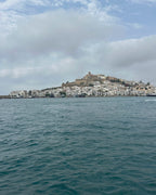Dalt Vila desde el puerto de Ibiza: el lugar de la camiseta IZENA