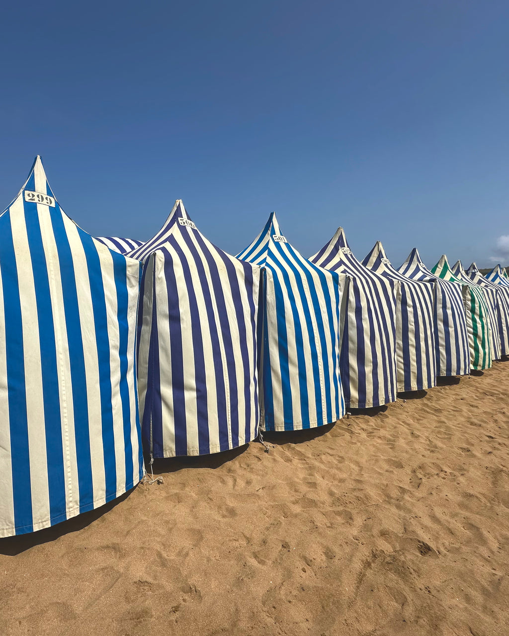 Casetas de rayas en la playa de Zarautz: el lugar de la camiseta IZENA