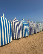 Casetas de rayas en la playa de Zarautz: el lugar de la camiseta IZENA