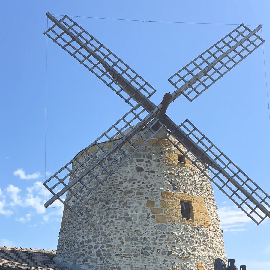 El molino de Aixerrota, en Getxo, con sus aspas