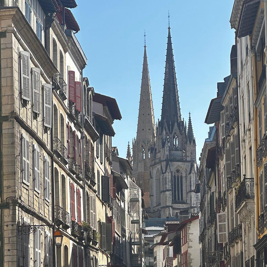 Las dos agujas de la catedral de Baiona al fondo de la calle