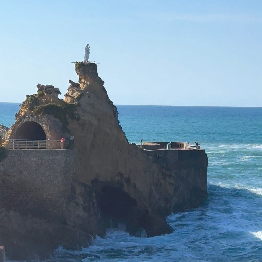 La Roca de la Virgen, en Biarritz, con la Virgen en lo alto y el mar