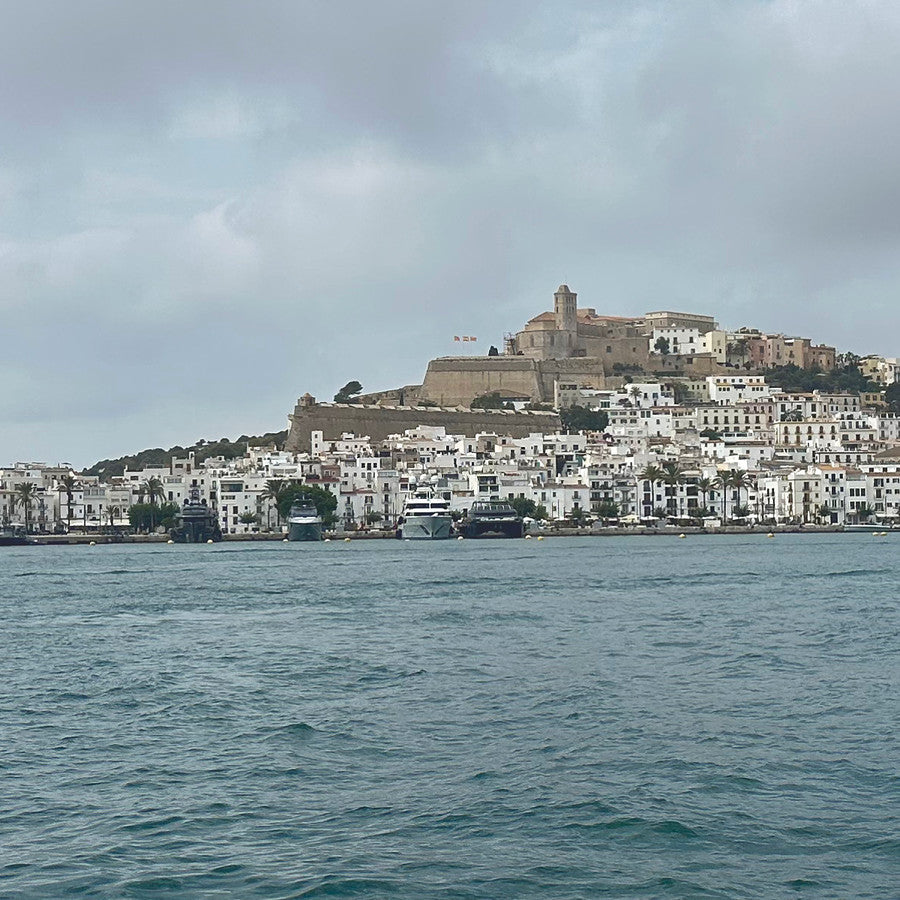 Las murallas y la ciudad alta de Dalt Vila, en Ibiza, desde el mar
