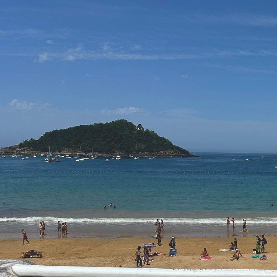 La bahía de La Concha con la isla de Santa Clara y la barandilla blanca, en Donostia