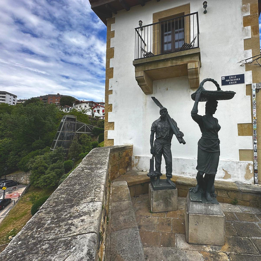 Casa del Puerto Viejo de Getxo con las estatuas del arrantzale y la sardinera