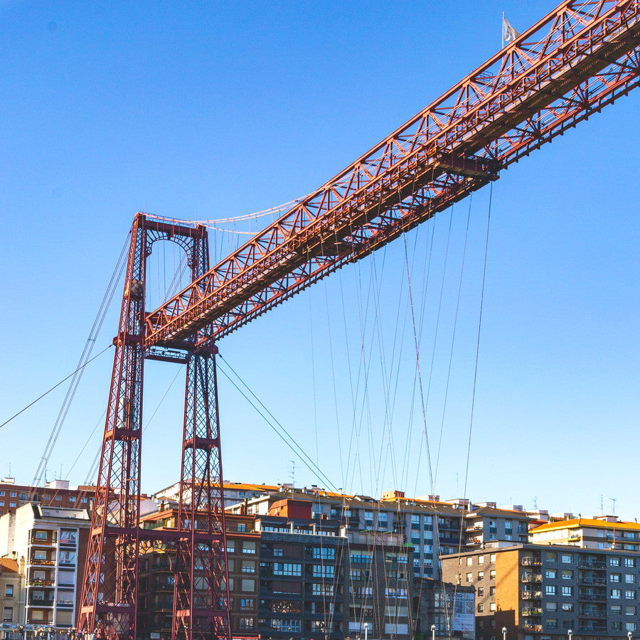 La tour et la poutre du Puente Bizkaia au-dessus de la ría