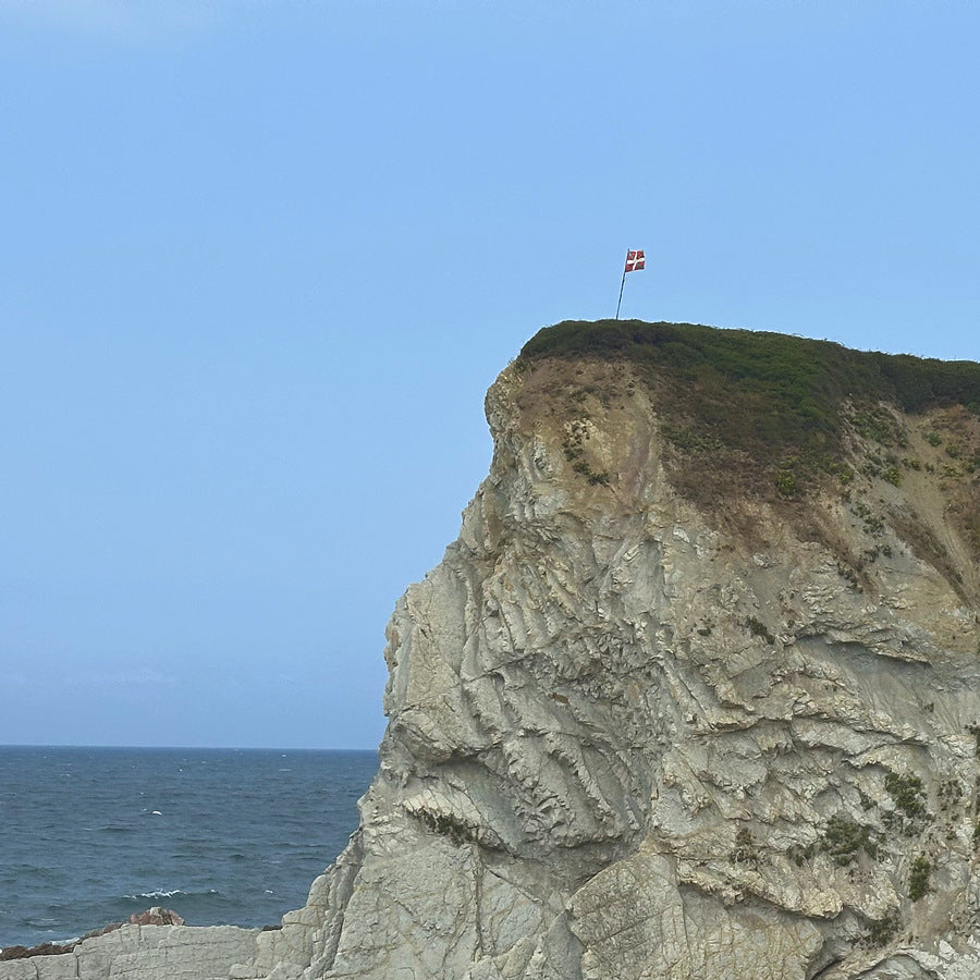 El Peñón de Sopelana con la bandera en lo alto