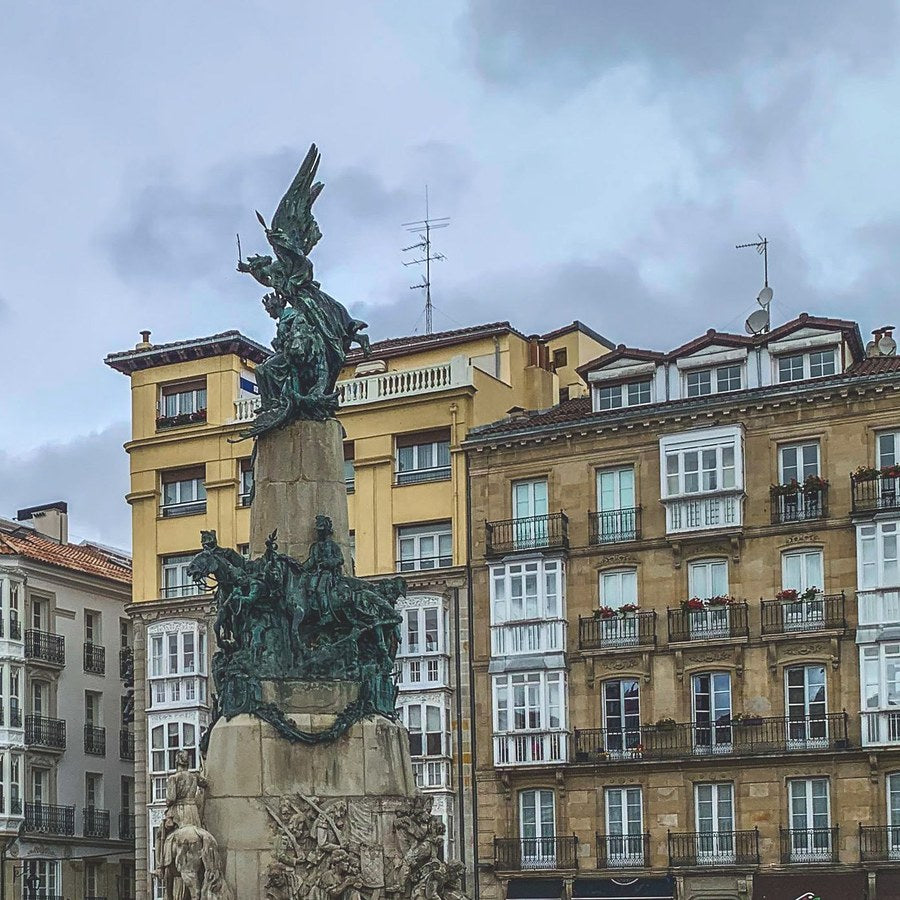 El monumento de la plaza de la Virgen Blanca, en Vitoria-Gasteiz, con los miradores