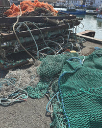 Redes de pesca en el puerto, Donibane Lohizune: el lugar de la sudadera IZENA
