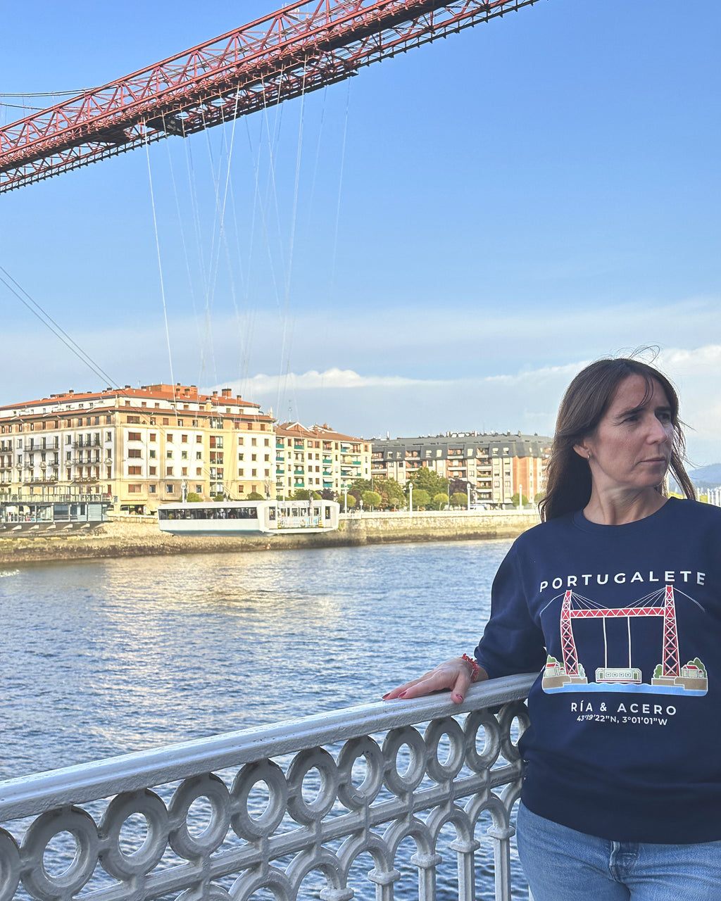 Puente Bizkaia y Las Arenas desde la barandilla, Portugalete: el lugar de la sudadera IZENA