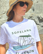 Camiseta IZENA Sopelana · El Peñón – detalle del print de Sopelana, con El Peñón y las coordenadas