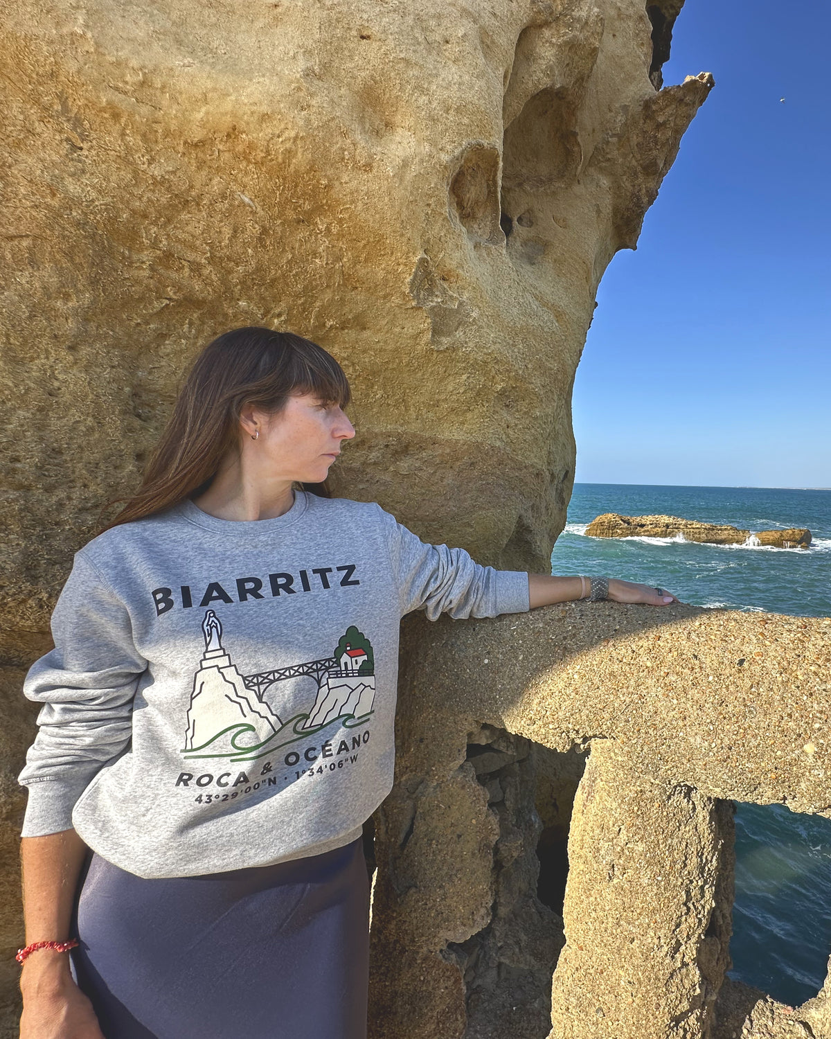 Sudadera IZENA Biarritz Roca & Océano con la Roca de la Virgen