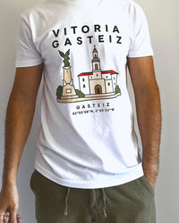 Camiseta IZENA Vitoria-Gasteiz · Virgen Blanca – con el print de la Virgen Blanca, vista de frente