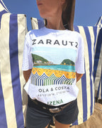 Camiseta IZENA Zarautz · Ola & Costa – de frente, entre las casetas de rayas