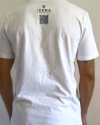 Camiseta IZENA Zarautz · Ola & Costa – espalda de la camiseta Zarautz, entre las casetas de la playa