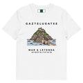 Camiseta de Gaztelugatxe con la isla y su puente ilustrados y QR en la espalda — algodón orgánico IZENA