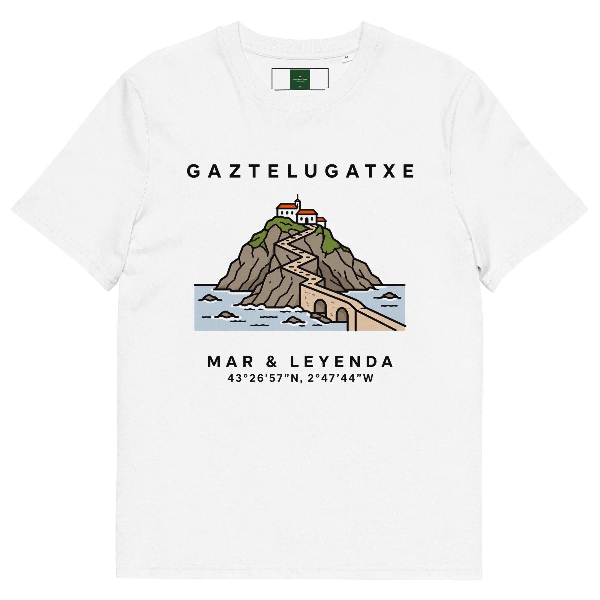 Camiseta de Gaztelugatxe con la isla y su puente ilustrados y QR en la espalda — algodón orgánico IZENA