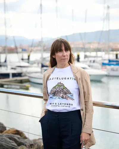Mujer con la camiseta Gaztelugatxe · Mar & Leyenda junto al puerto deportivo