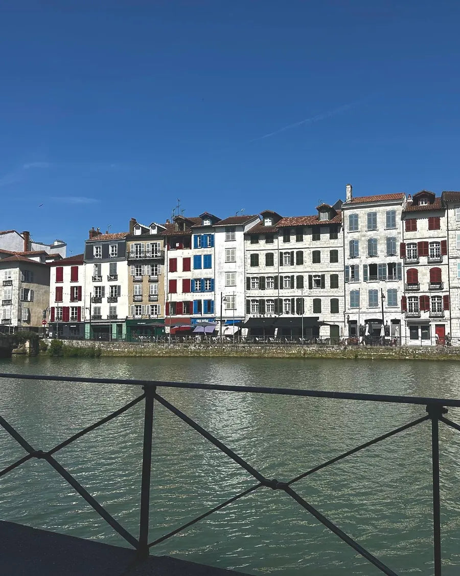 Las casas de colores a orillas del río, en Baiona