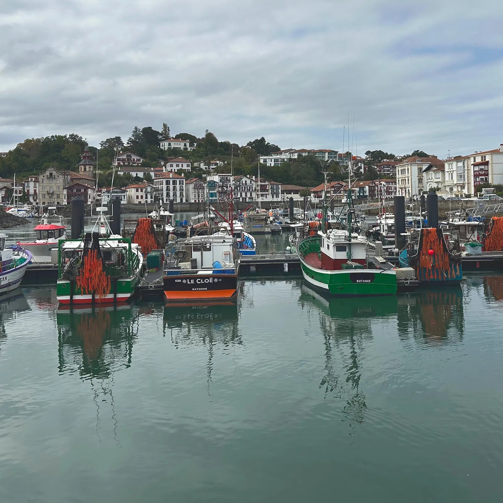 El puerto de Donibane Lohizune con los pesqueros reflejados en el agua