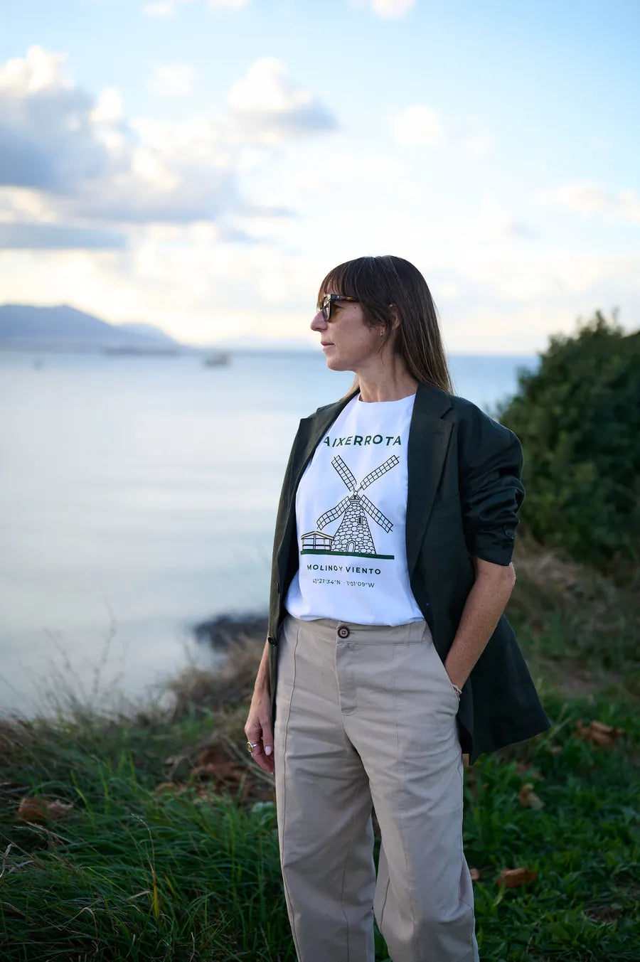 Woman wearing the Aixerrota · Molino y Viento T-shirt, standing by the Getxo estuary